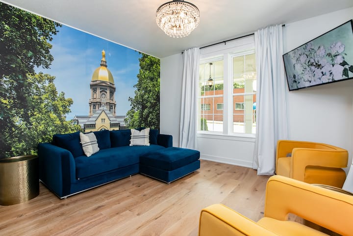 メインフロアのリビングルームには、ソファベッドと美しい金色のドームウォールプリントがあります。  メインフロアと2階の両方で家族がリラックスできるように、それぞれにテレビが備わった2つの別々のリビングルームをお楽しみください。 