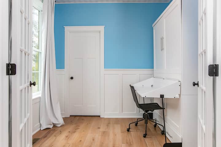 クイーンサイズのマーフィーベッドを備えたメインフロアのオフィス