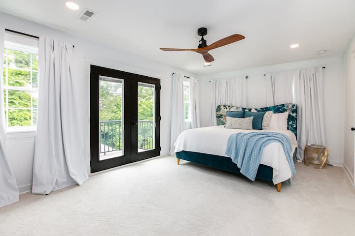 キングサイズベッド、バルコニー、エンスイートを備えたマスターベッドルーム