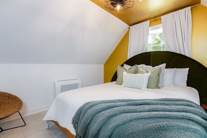 2階のベッドルームにはキングサイズのベッドがあります。