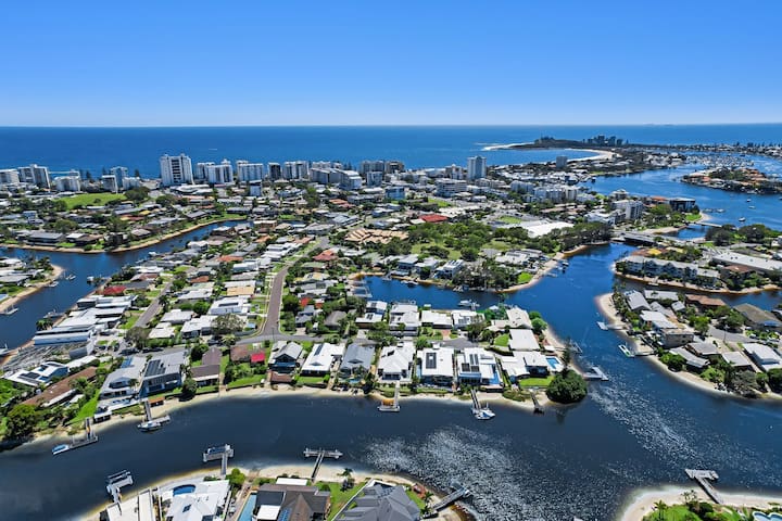 4 bedroom waterfront dream holiday home gallery image 2