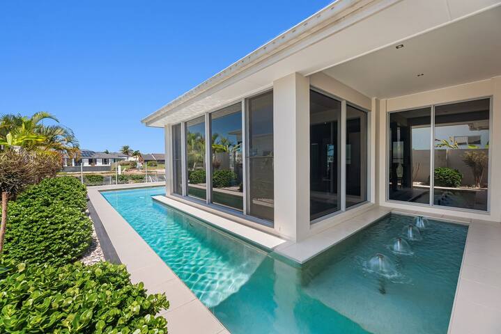 4 bedroom waterfront dream holiday home gallery image 3