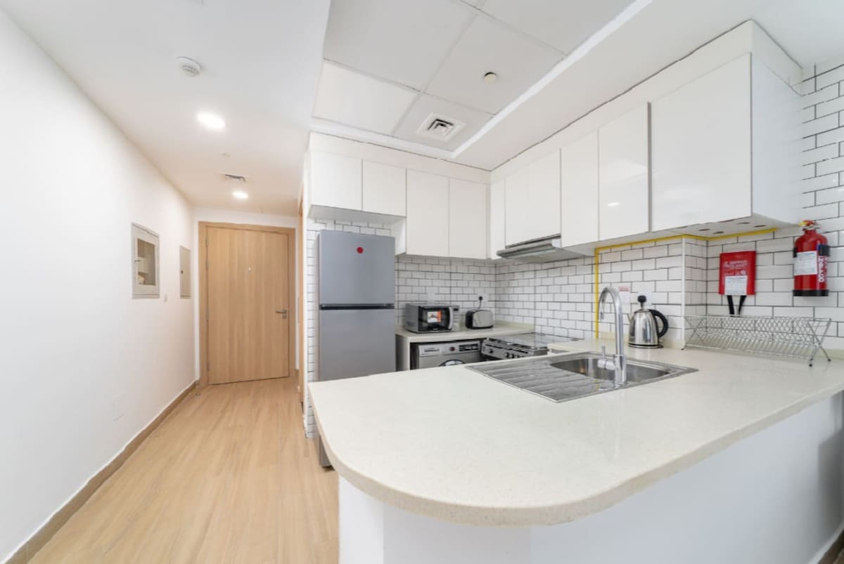 Propriété Airbnb réussie: Studio with large balcony close to metro 1.6 à Al Satwa