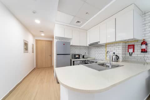 Successful Airbnb property: Studio with large balcony close to metro 1.6 in Al Satwa