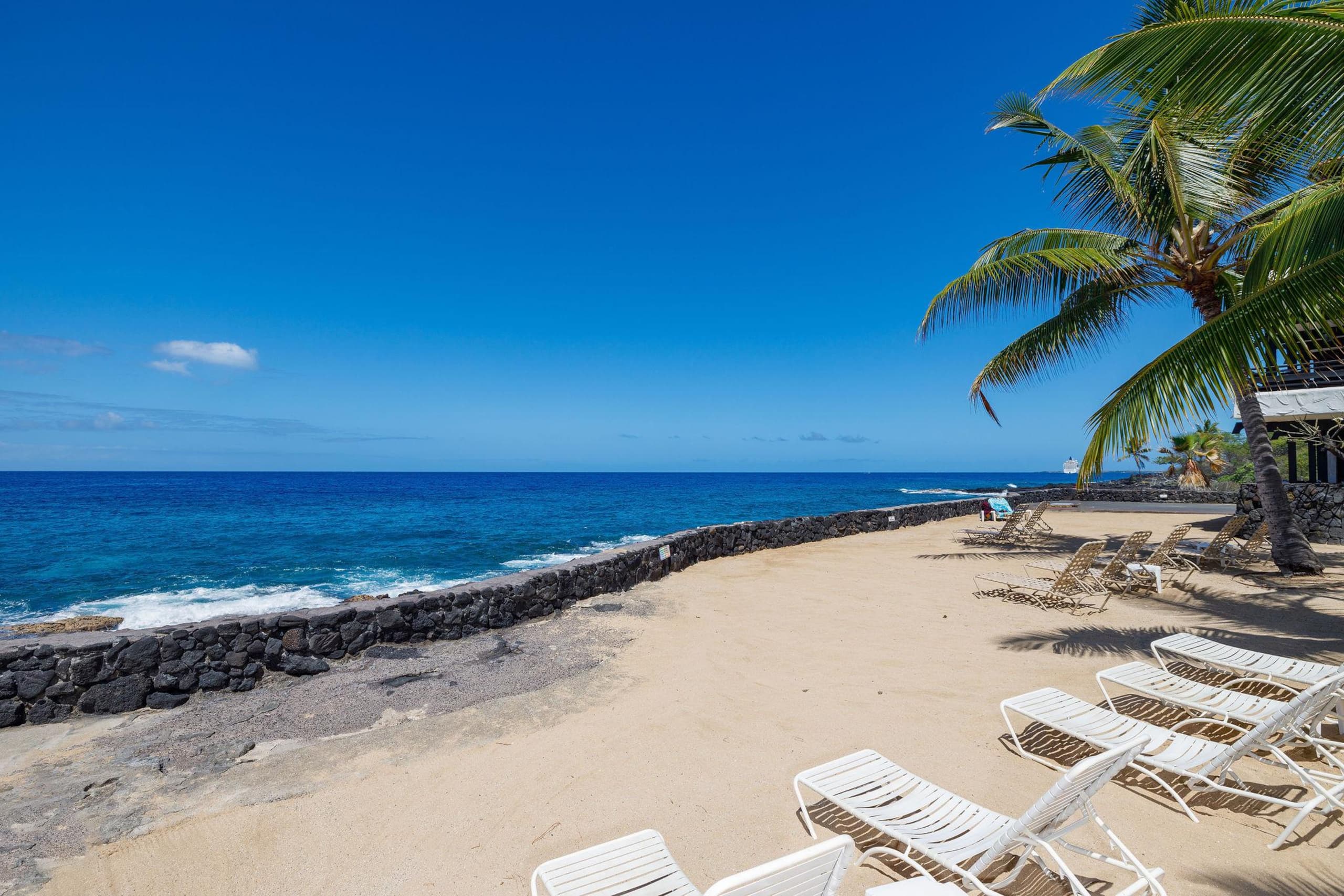 Condo in Kailua-Kona · ★4.7 · 1 bedroom · 2 beds · 1 private bath - Image 25