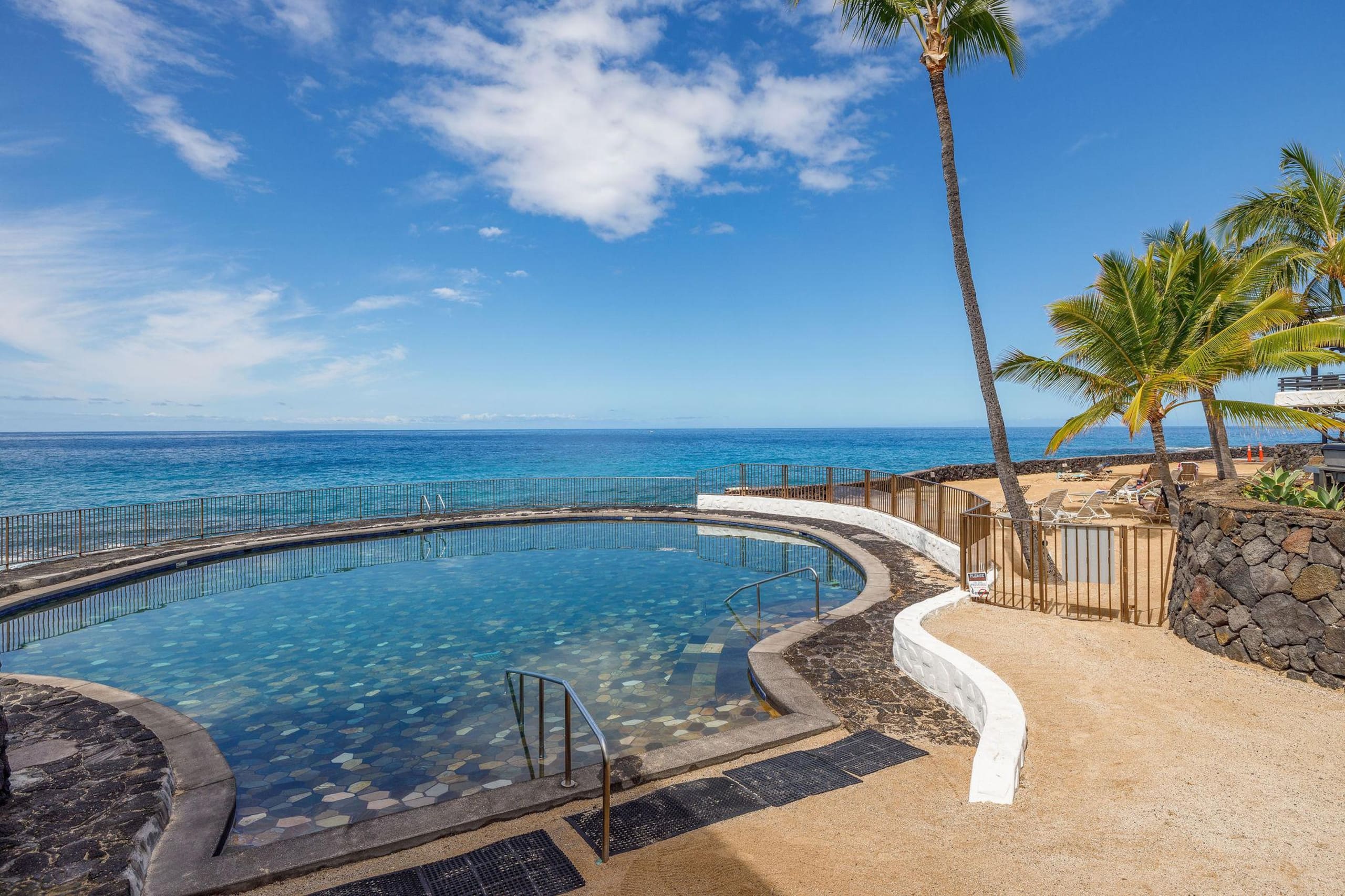 Condo in Kailua-Kona · ★4.7 · 1 bedroom · 2 beds · 1 private bath - Image 18