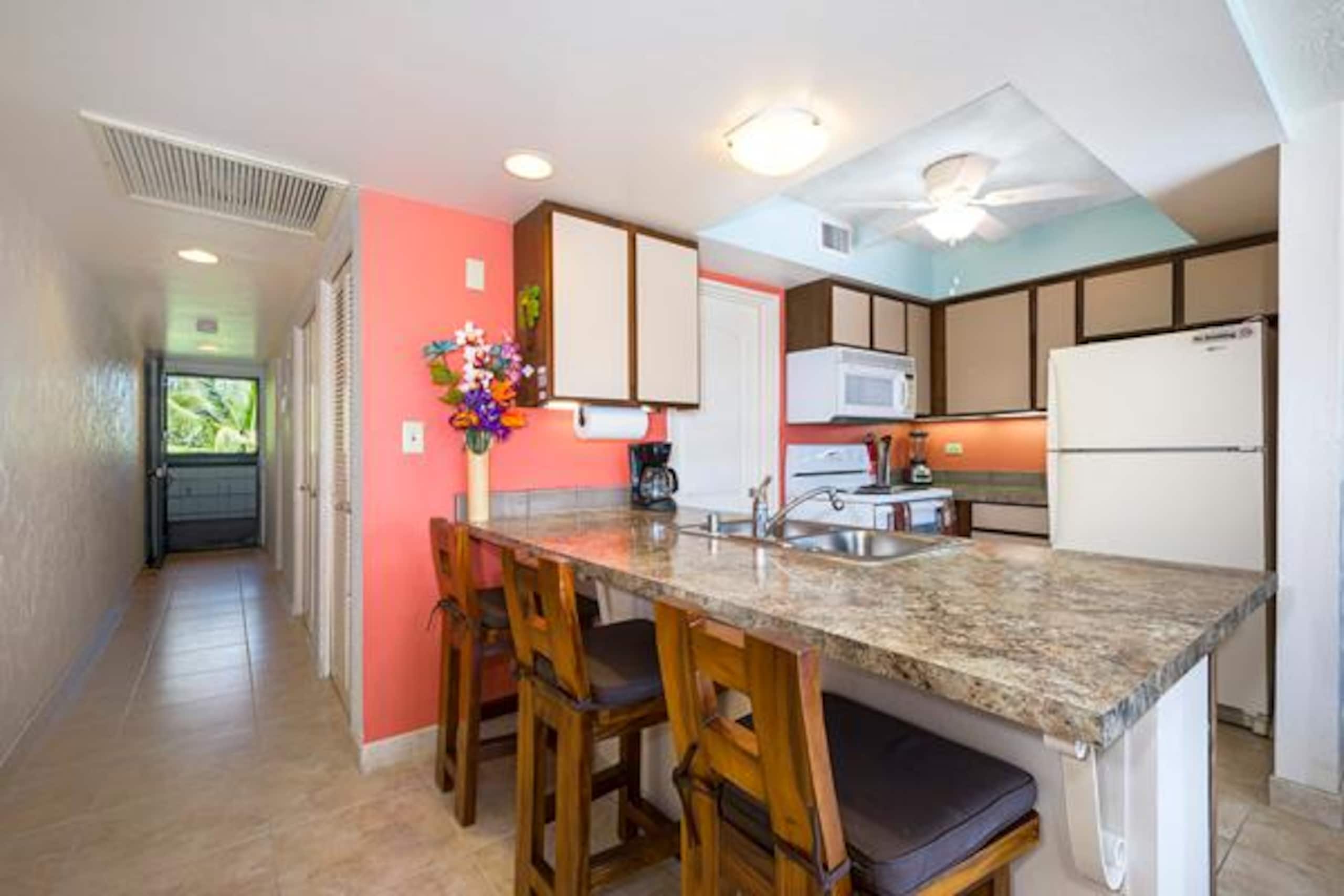 Condo in Kailua-Kona · ★4.88 · 1 bedroom · 2 beds · 1 private bath - Image 8