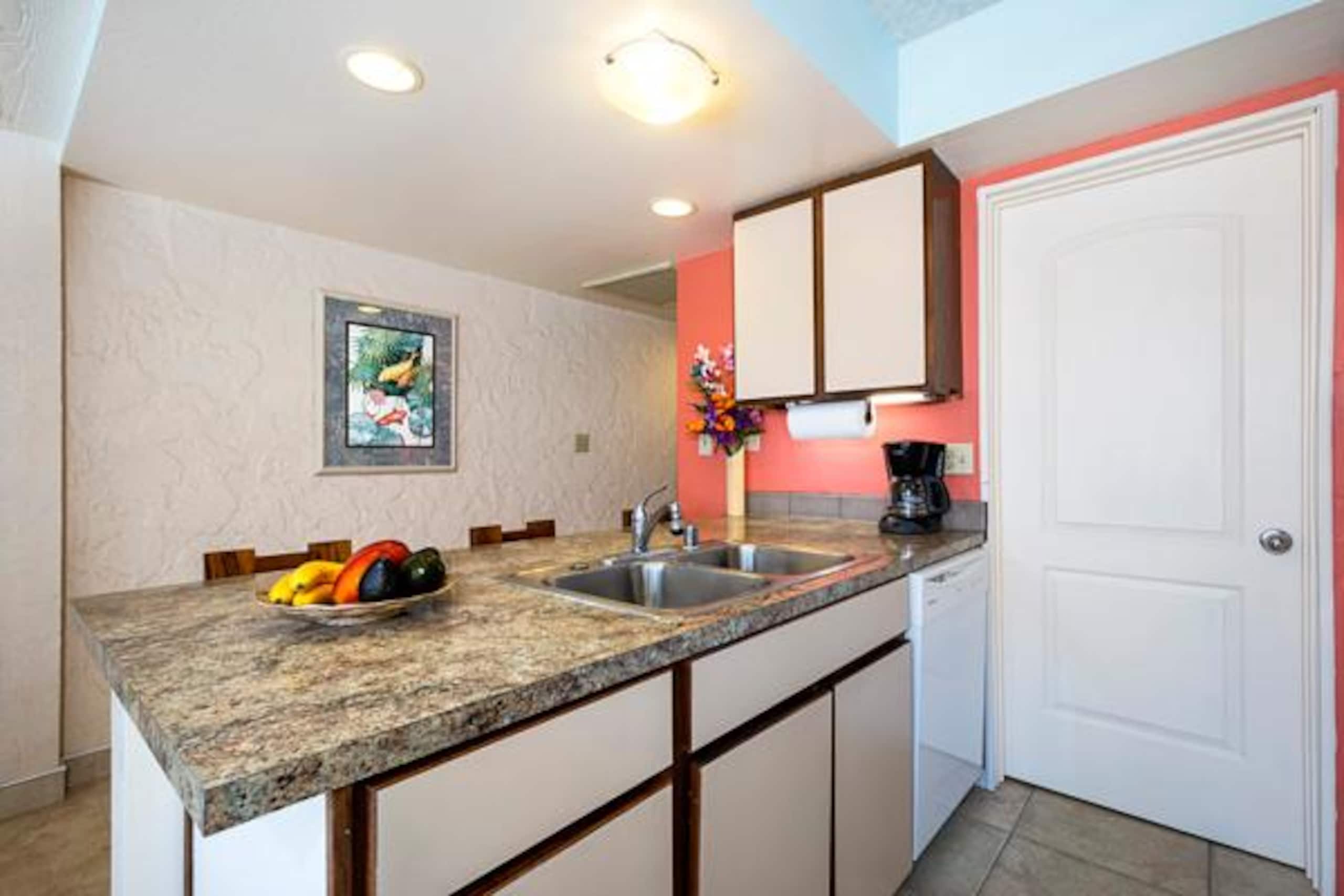 Condo in Kailua-Kona · ★4.88 · 1 bedroom · 2 beds · 1 private bath - Image 9