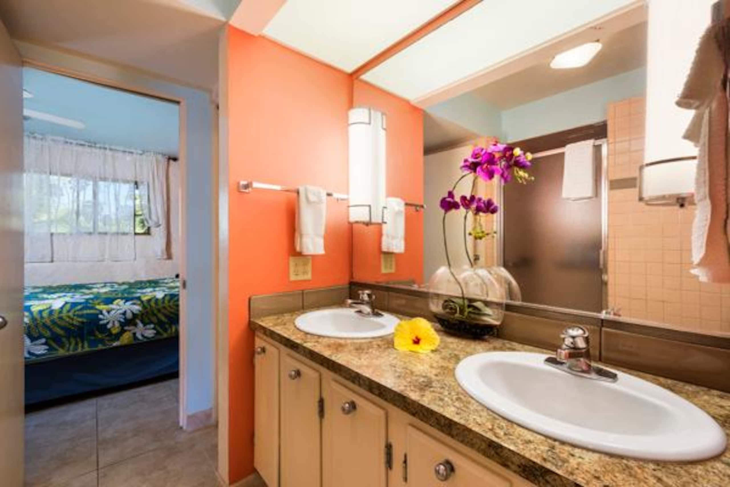 Condo in Kailua-Kona · ★4.88 · 1 bedroom · 2 beds · 1 private bath - Image 13