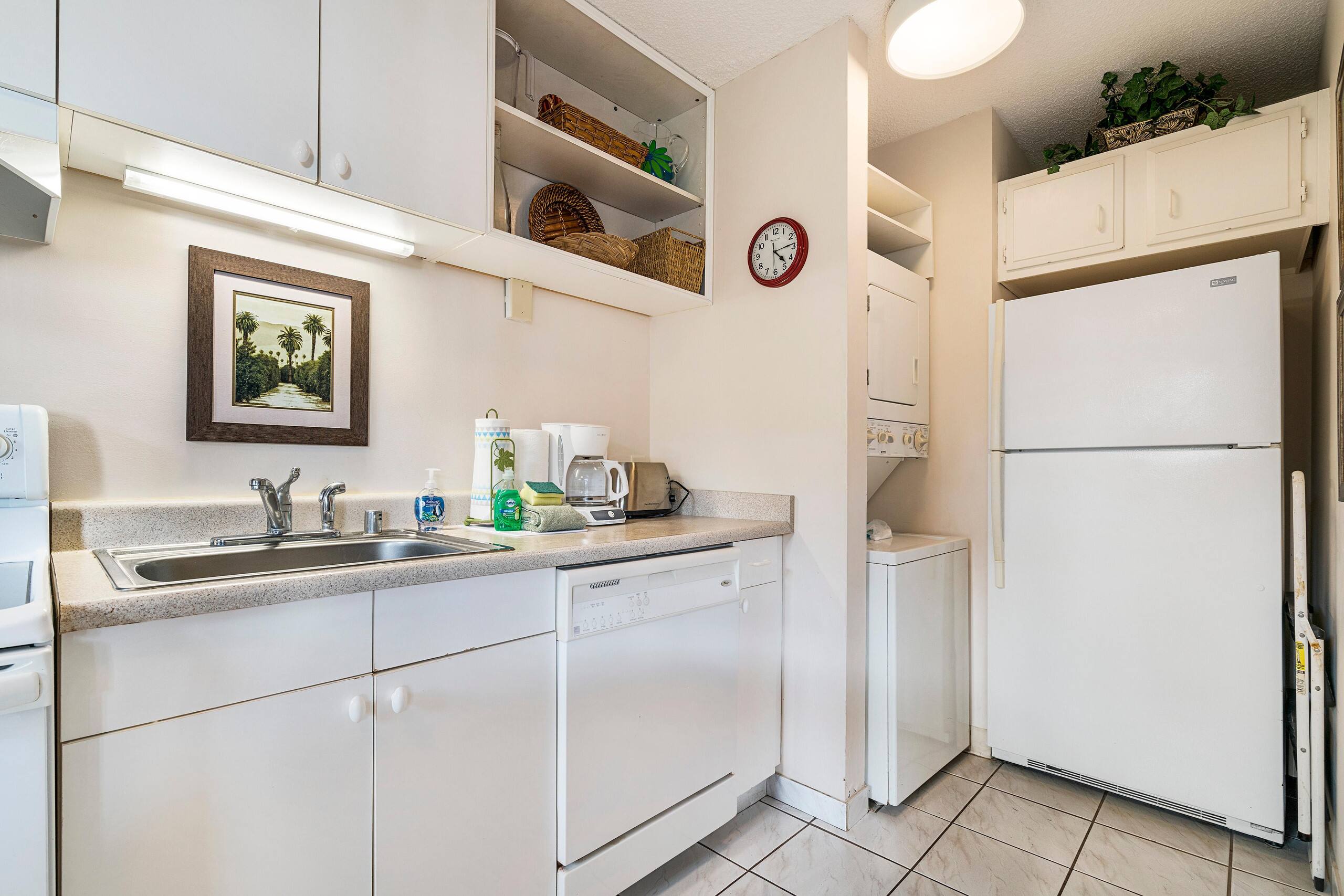 Condo in Kailua-Kona · ★4.4 · 1 bedroom · 2 beds · 1 private bath - Image 11
