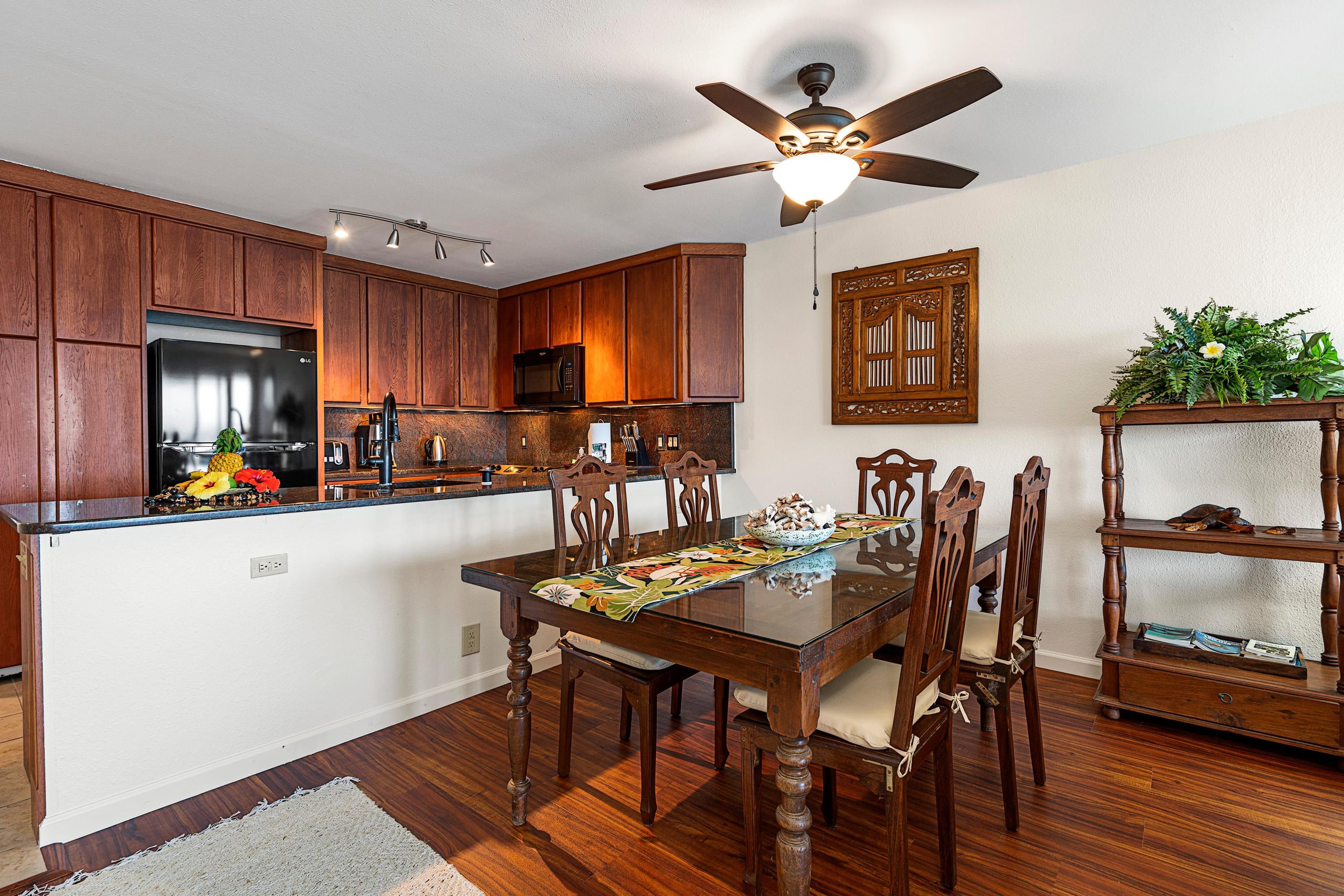 Condo in Kailua-Kona · ★4.68 · 2 bedrooms · 4 beds · 2 private baths - Image 8