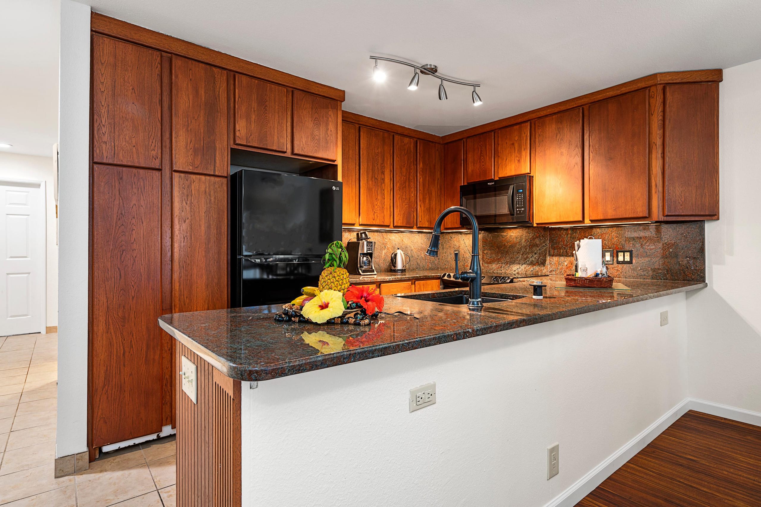 Condo in Kailua-Kona · ★4.68 · 2 bedrooms · 4 beds · 2 private baths - Image 9