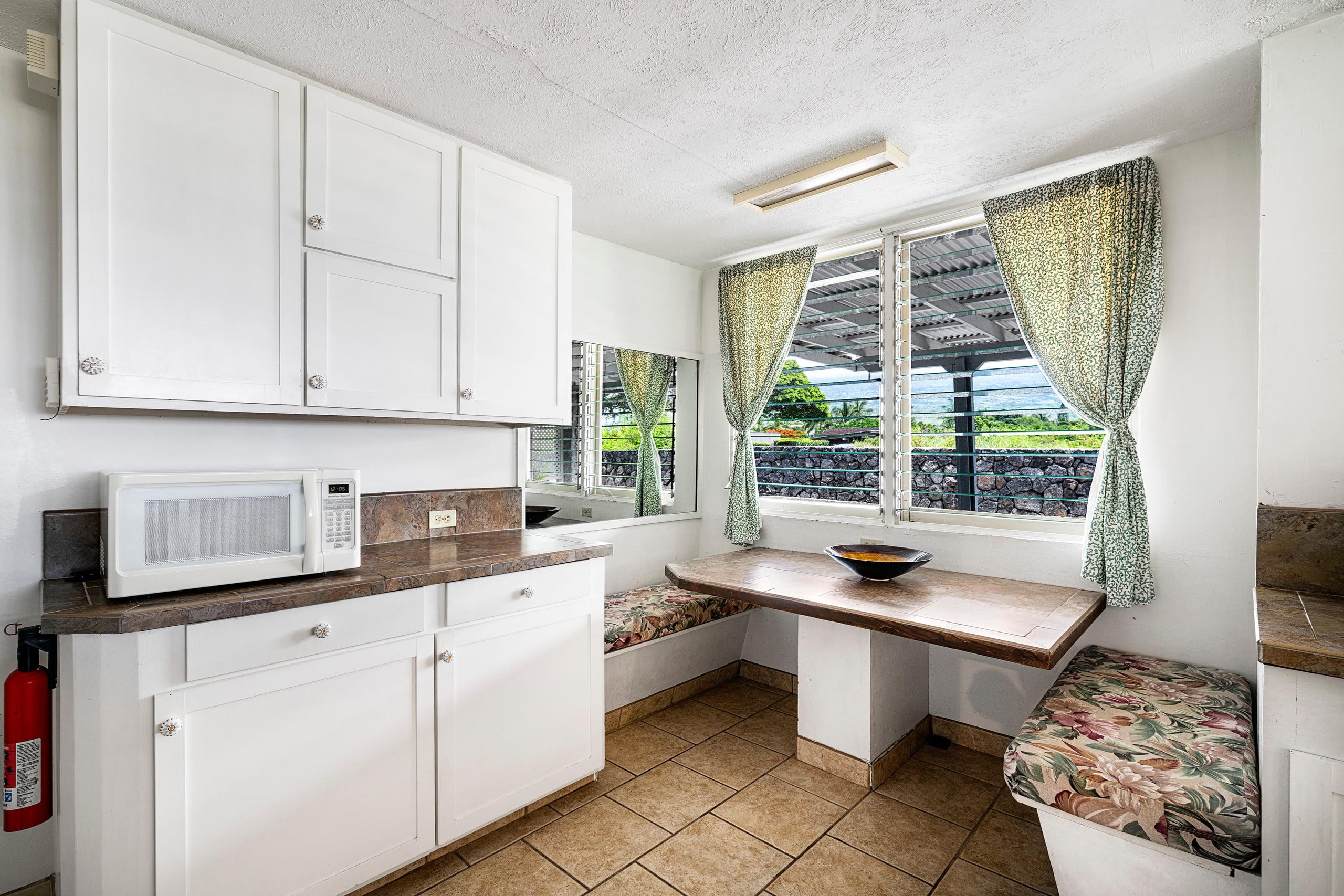 Home in Kailua-Kona · ★4.38 · 3 bedrooms · 5 beds · 3 baths - Image 16