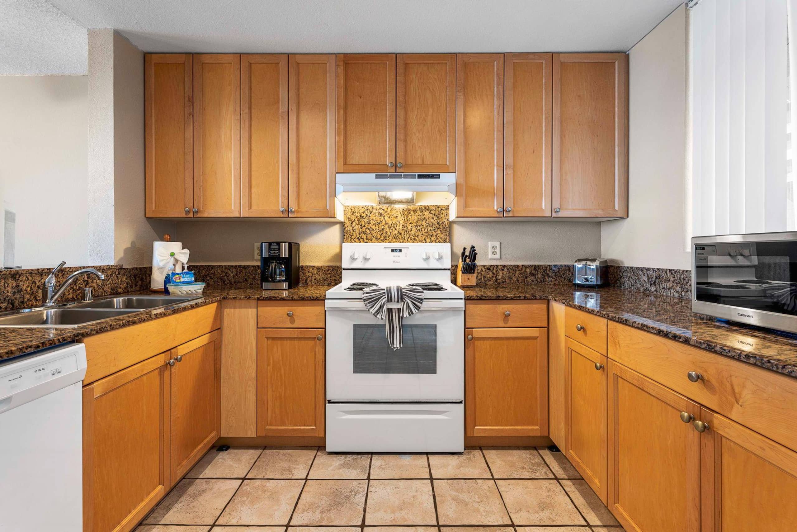 Condo in Kailua-Kona · ★4.67 · 2 bedrooms · 3 beds · 2 baths - Image 11