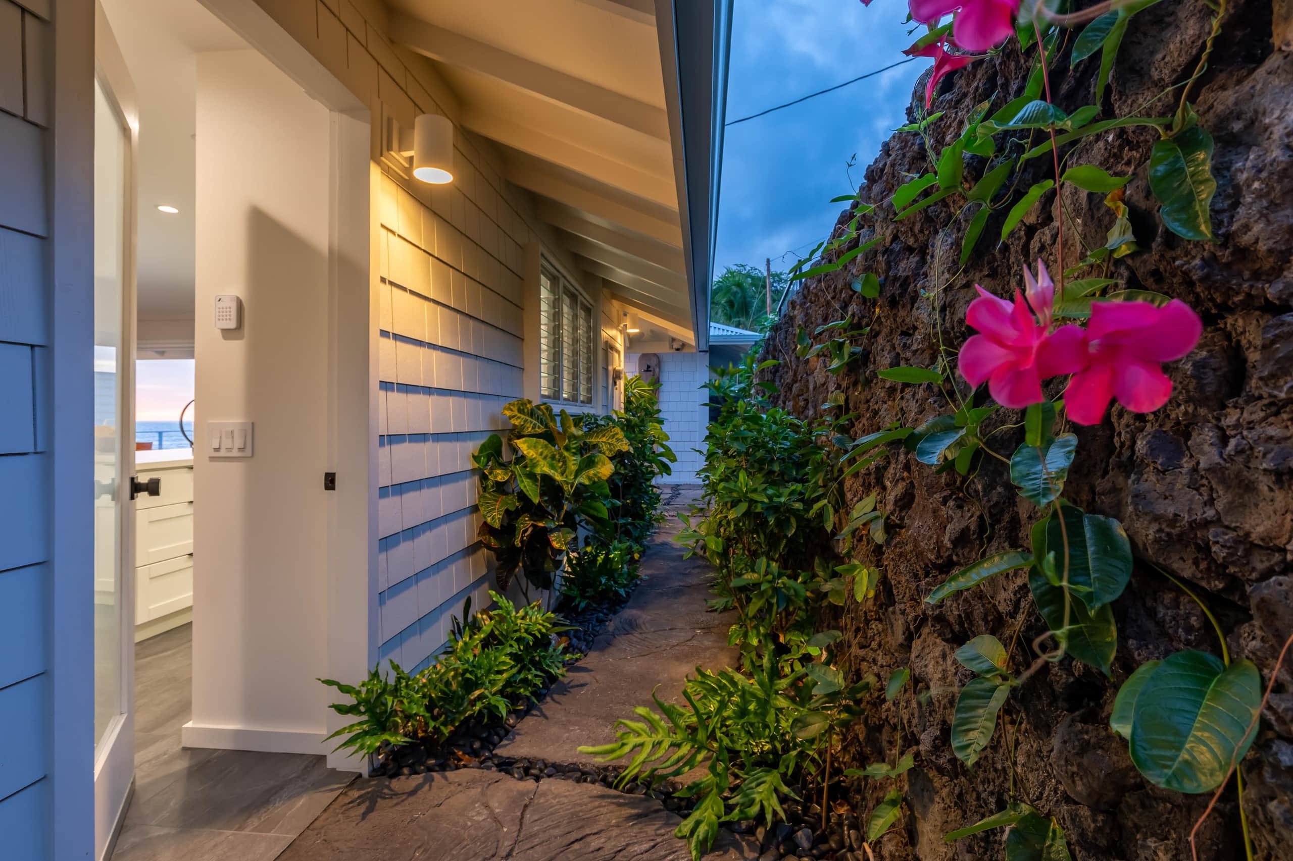Home in Kailua-Kona · ★4.94 · 2 bedrooms · 2 beds · 2 baths - Image 21
