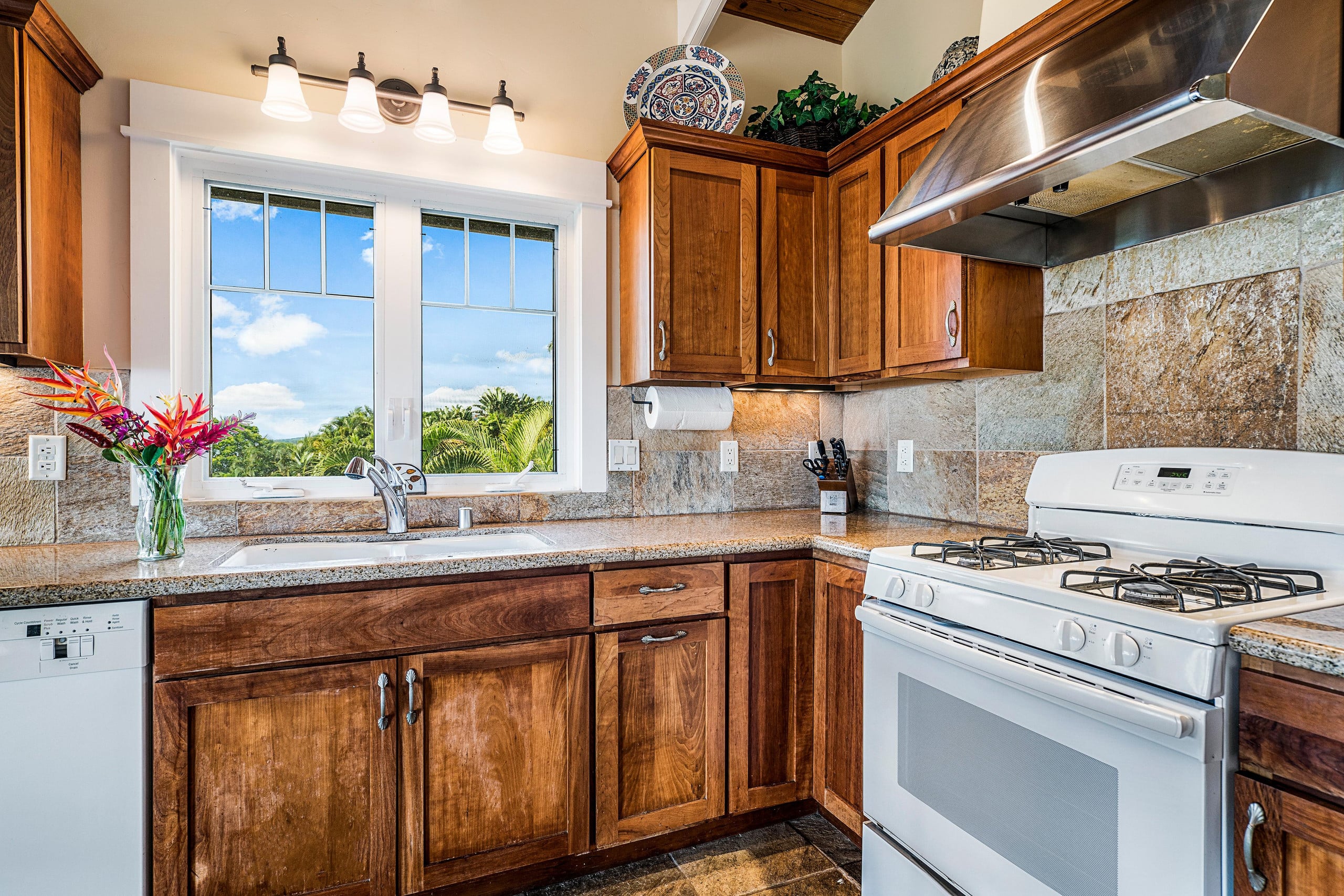 Home in Kailua-Kona · ★4.5 · 3 bedrooms · 4 beds · 2 baths - Image 22