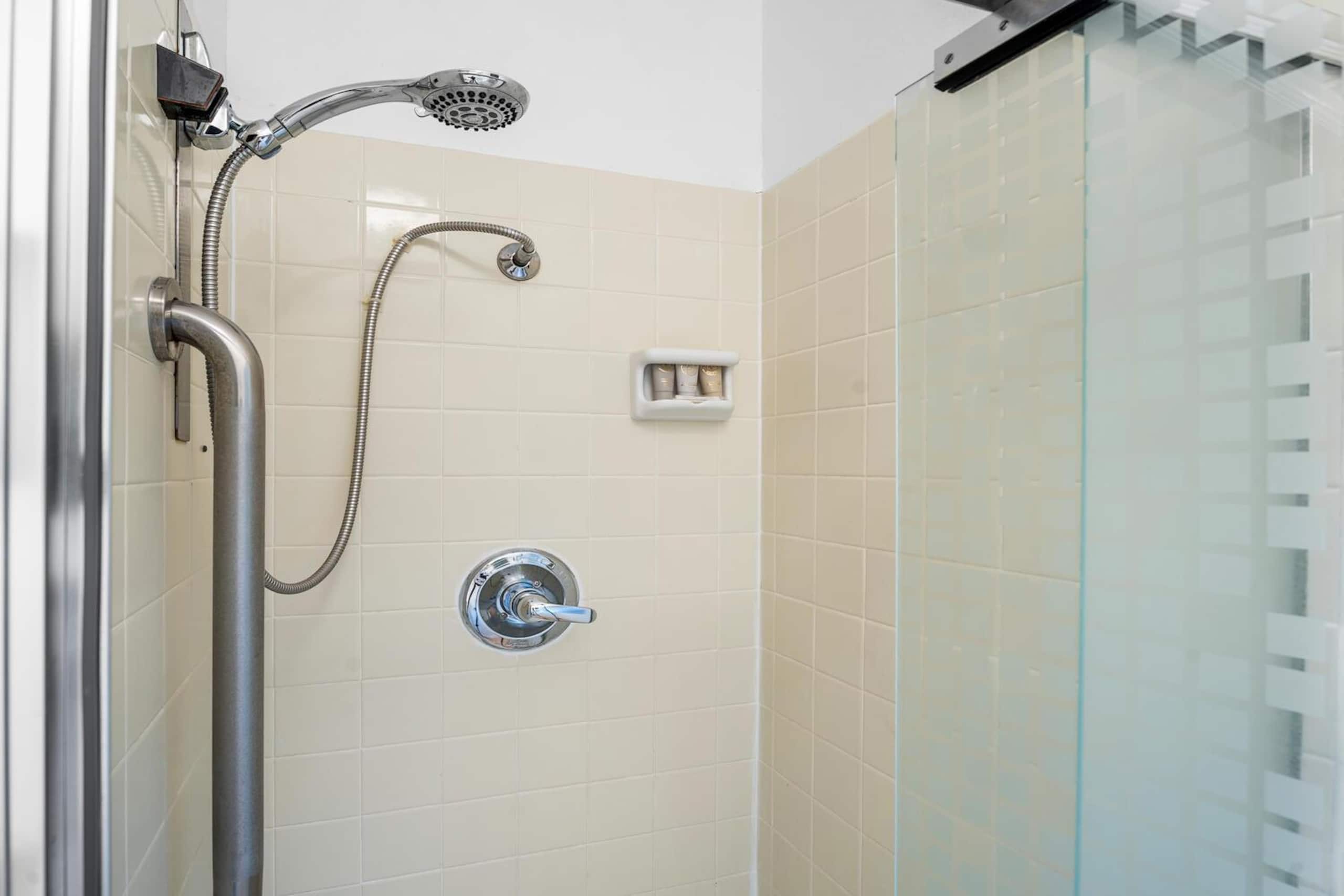 Condo in Kailua-Kona · ★4.76 · 1 bedroom · 2 beds · 2 private baths - Image 21