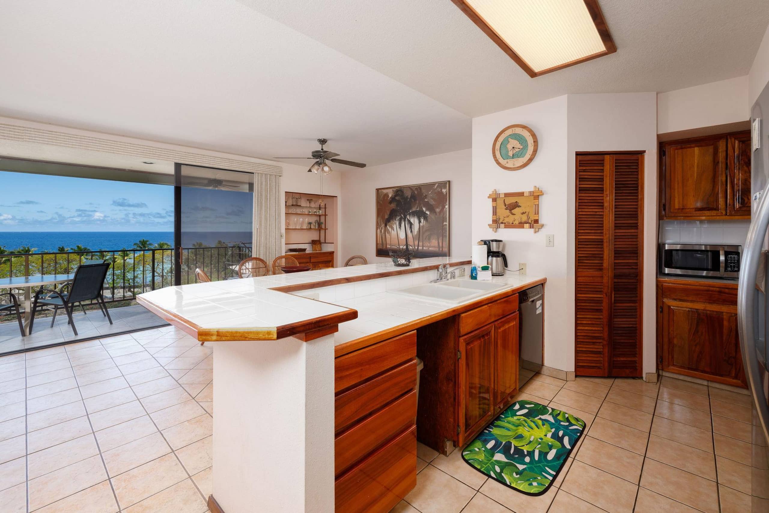 Condo in Kailua-Kona · ★4.81 · 2 bedrooms · 4 beds · 2 private baths - Image 9