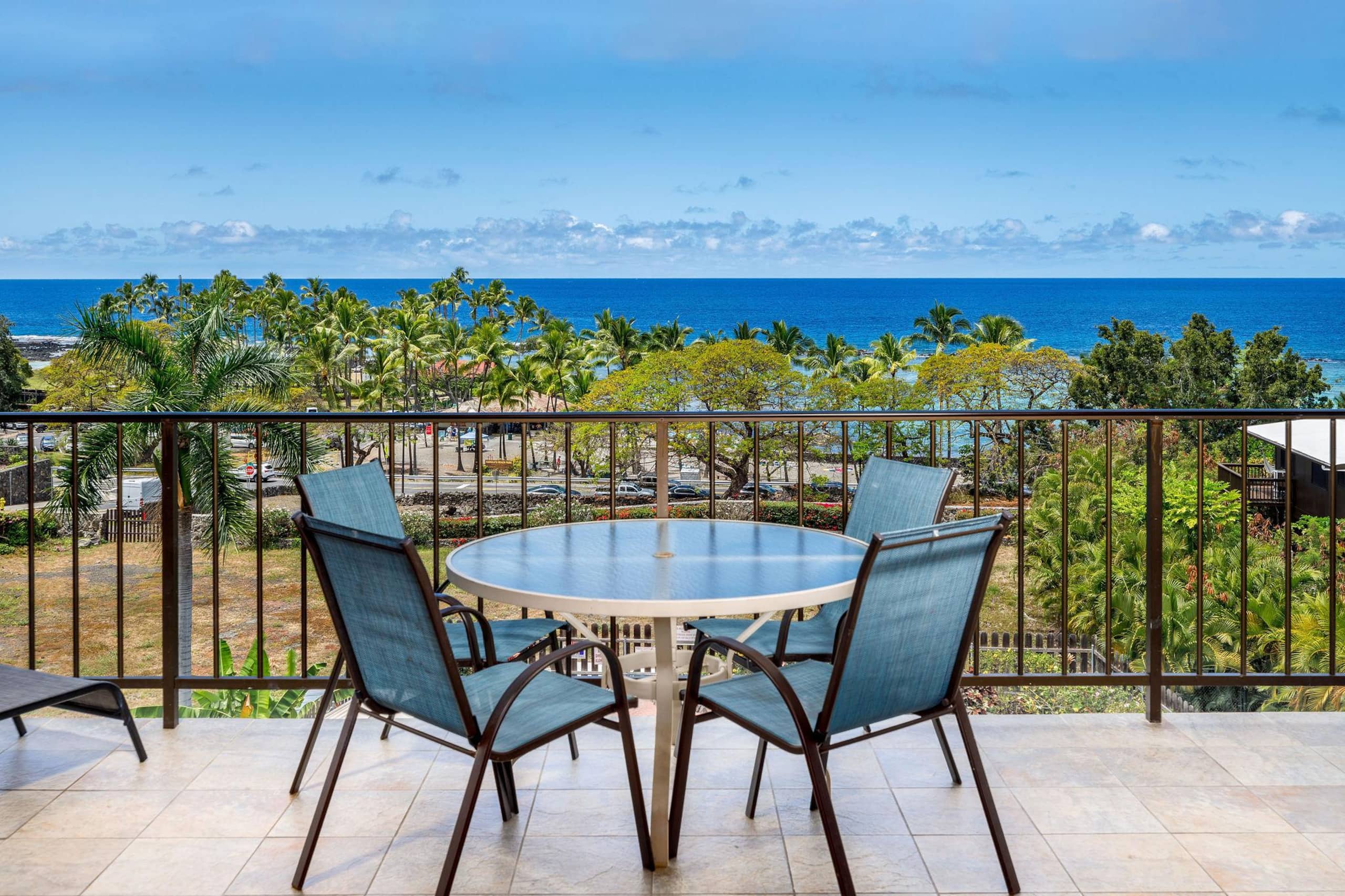 Condo in Kailua-Kona · ★4.81 · 2 bedrooms · 4 beds · 2 private baths - Image 1