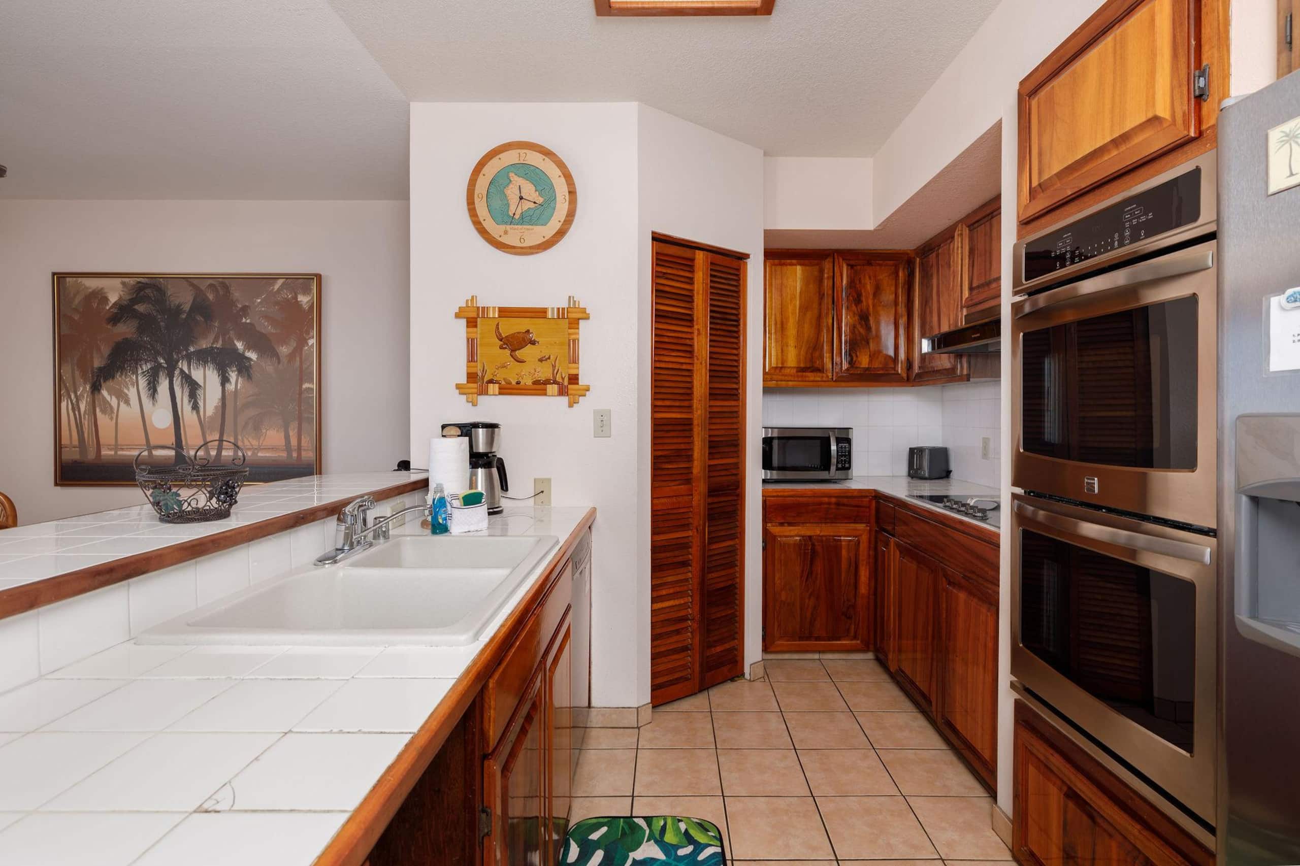 Condo in Kailua-Kona · ★4.81 · 2 bedrooms · 4 beds · 2 private baths - Image 10