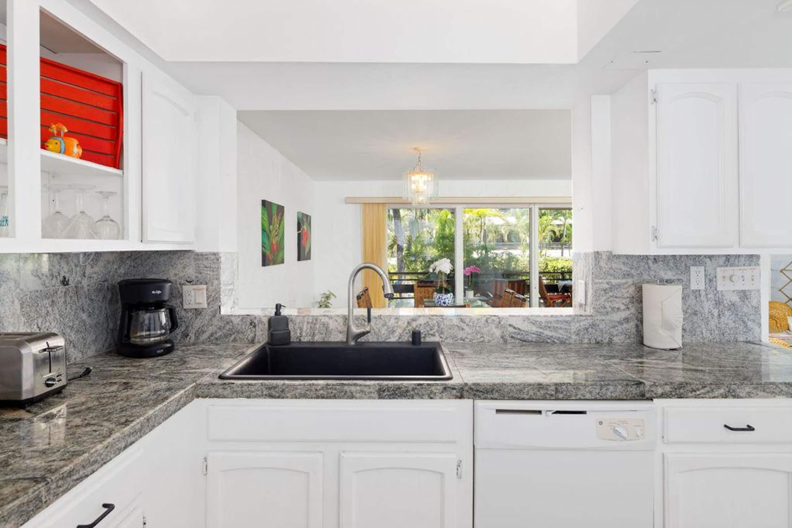 Condo in Kailua-Kona · ★4.94 · 2 bedrooms · 2 beds · 2 baths - Image 15