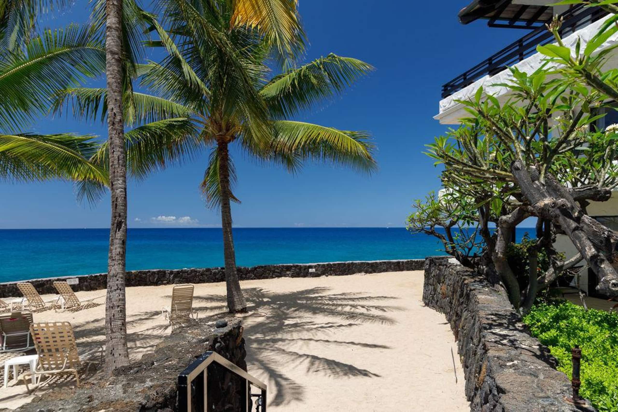 Condo in Kailua-Kona · ★4.94 · 2 bedrooms · 2 beds · 2 baths - Image 28