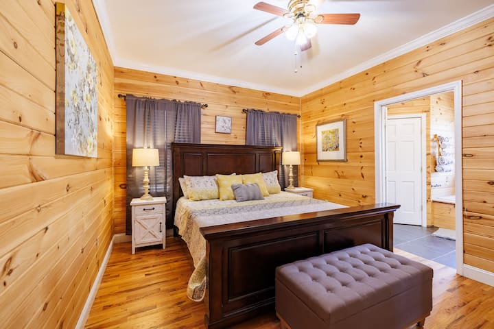 მსუბუქი და მყუდრო საძინებელი, რომელშიც დგას ხისგან დამზადებული ავეჯი, არის მყუდრო განათება და მსუბუქი ყვითელი აქცენტები. სააბაზანო და ბანკეტი ხელსაყრელებით კომფორტსა და ლუქს‑კლასის სტილს სძენს — იდეალურია მყუდრო დასვენებისთვის.