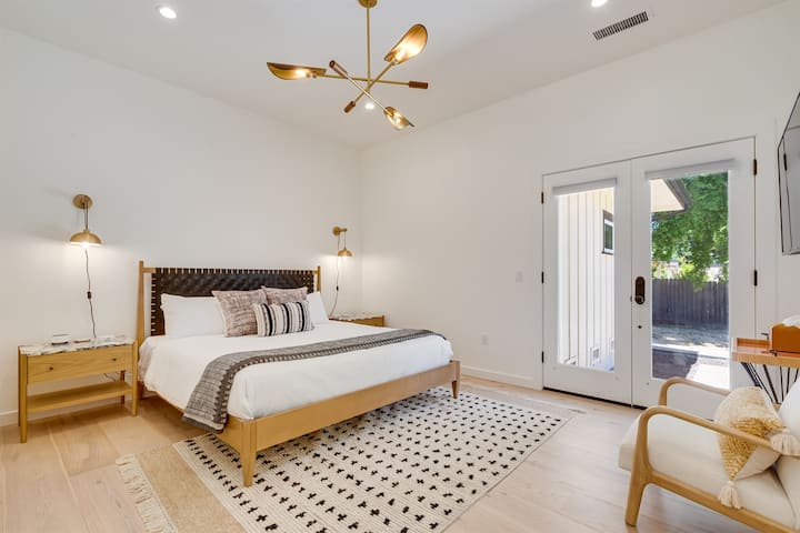 Čiernobiela izba: Táto nádherná priestranná izba má vlastnú kúpeľňu a vonkajšiu terasu.