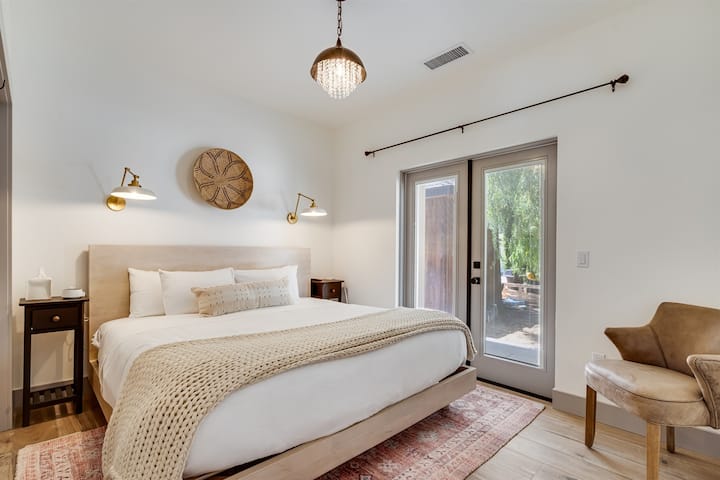 Spálňa s manželskou posteľou King