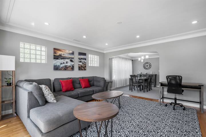 Peaceful Oasis – Captivating Six-Bedroom Escape gallery image 3