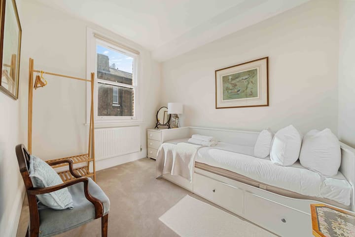 3 bedroom Chelsea townhouse with patio gallery image 2