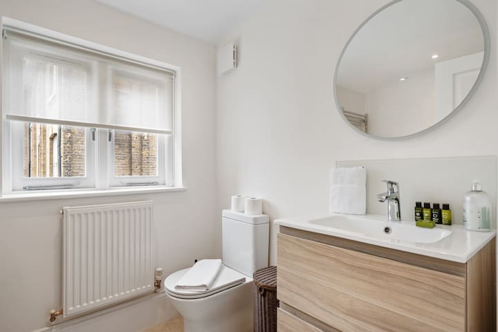 3 bedroom Chelsea townhouse with patio gallery image 4