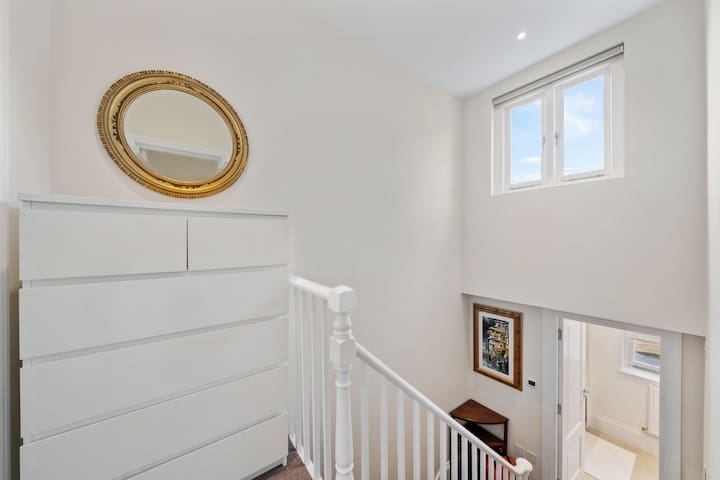 3 bedroom Chelsea townhouse with patio gallery image 3