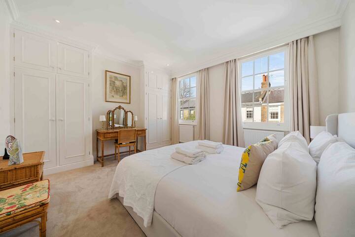 3 bedroom Chelsea townhouse with patio gallery image 5