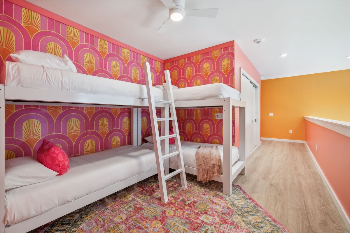 Divertido espacio para dormir en el loft de arriba con 2 juegos de literas dobles, ¡perfecto para niños, amigos o huéspedes adicionales que quieren su propio lugar acogedor!