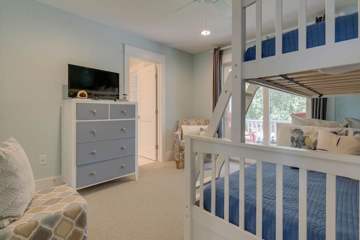 מיטת קומתיים פירמידה בינונית עם אמבטיה צמודה מלאה