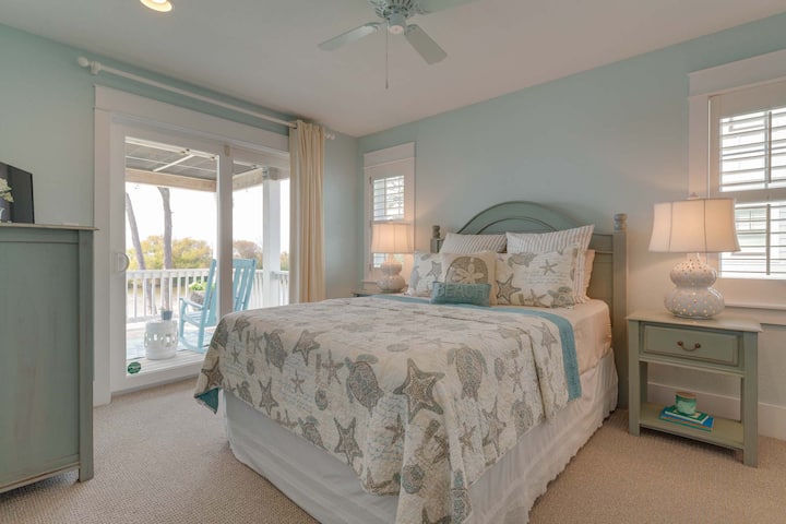 חדר שינה קווין ברמה בינונית עם אמבטיה צמודה מלאה