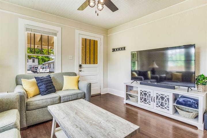 Otvorite dnevni boravak s dovoljno prostora za zajedničko uživanje u TV-u ili igrama