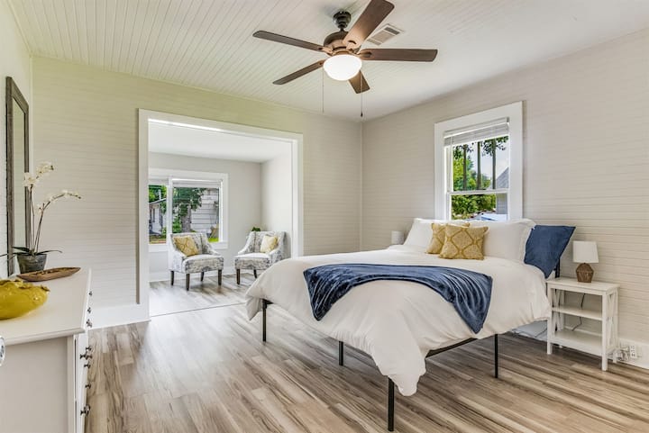 Glavna spavaća soba s bračnim krevetom (160x200) i prostorom za sjedenje