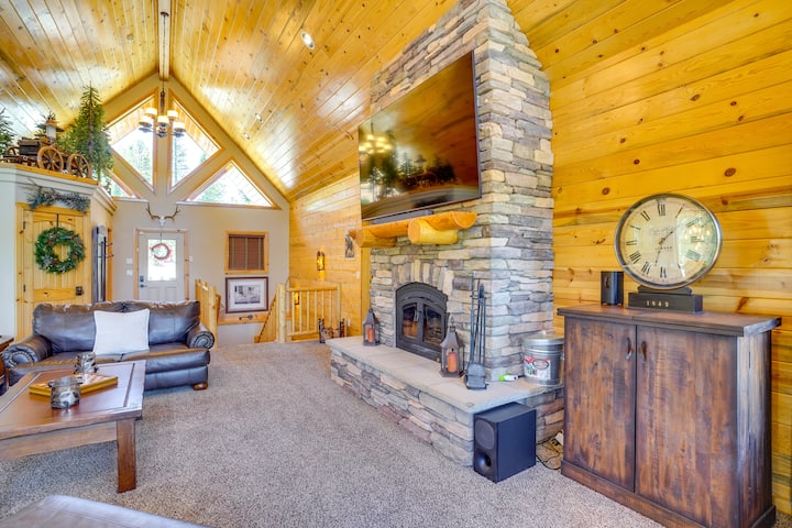 Duck Creek Village Cabin with Deck and Private Hot Tub