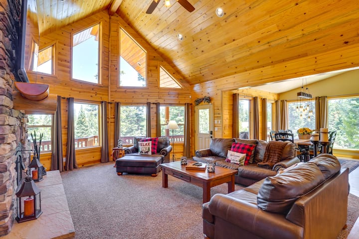 Duck Creek Village Cabin with Deck and Private Hot Tub