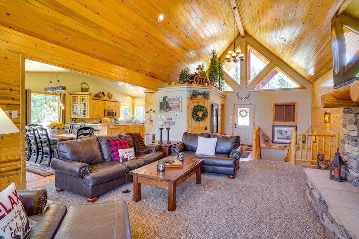 Duck Creek Village Cabin with Deck and Private Hot Tub