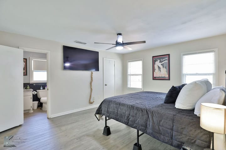 主卧配备一张加大双人床、电视、全功能卫生间和衣柜