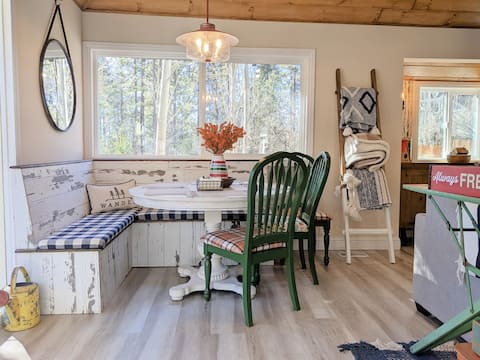 Camp Malarki 2 Cabins, Gated Yard, kids play area