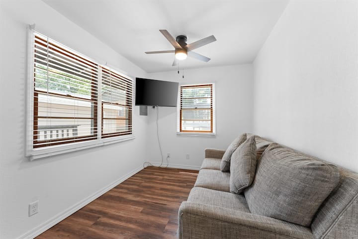 Удобни ќошиња, меки перничиња и бескрајна удобност – дневната соба е местото каде што се опуштаме.