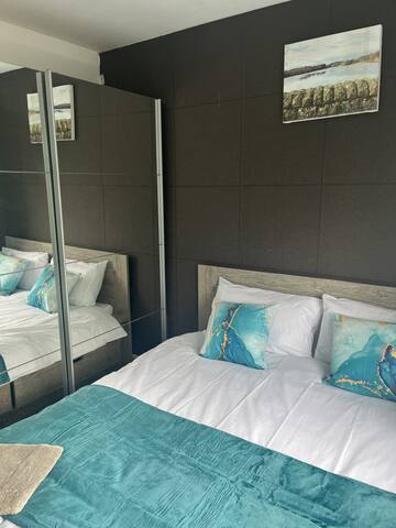 Droylsden House – 6 Bedroom House gallery image 3