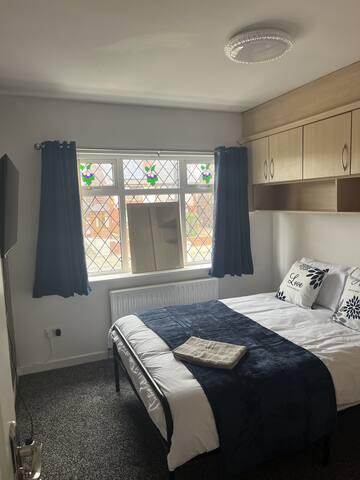 Droylsden House – 6 Bedroom House gallery image 4