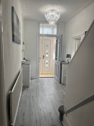 Droylsden House – 6 Bedroom House gallery image 2