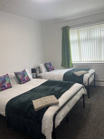 Droylsden House – 6 Bedroom House gallery image 5