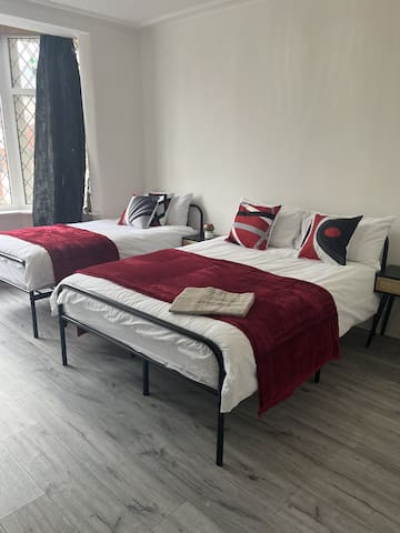 Droylsden House – 6 Bedroom House